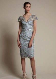 Robe en dentelle de longueur moyenne