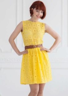 Robe courte en dentelle jaune