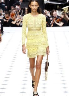 Robe en dentelle jaune à volants