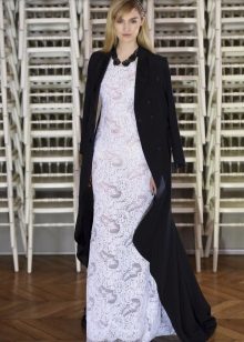 manteau sous la robe de dentelle