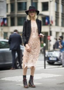 Veste sous la robe en dentelle