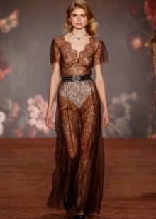 Robe en dentelle transparente