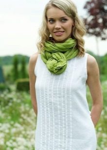 Robe en lin en combinaison avec un foulard