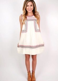 Robe en lin blanc avec broderie