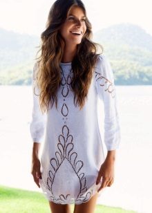 Robe courte blanche avec perforation