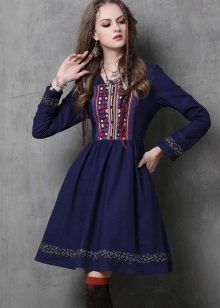 Robe en lin bleu marine avec broderie