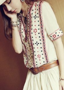 Belle broderie sur une robe en lin