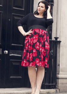 Robe à taille haute avec un haut noir et une jupe rouge avec un imprimé floral pour les femmes pleines