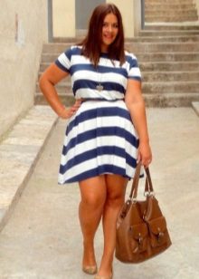 Robe rayée A-line avec une sangle pour les femmes obèses en combinaison avec un sac marron
