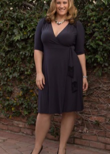 Robe de bureau grise avec un col en V pour une tenue ample