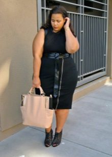 Grand sac beige pour une robe de bureau noire