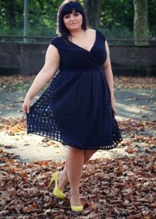 Robe de bureau noire de forme trapézoïdale avec un col en V pour une tenue ample