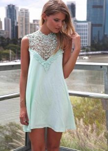 Robe trapèze bleue claire avec corsage en dentelle