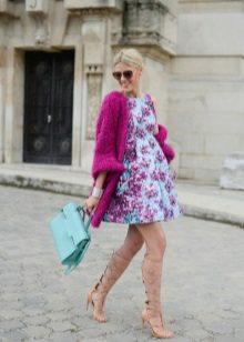 Robe trapèze en combinaison avec un cardigan et une mallette