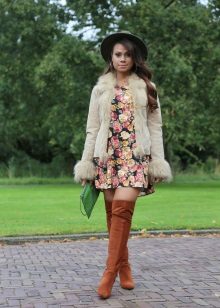 Veste en fourrure et bottes marron pour la robe trapèze