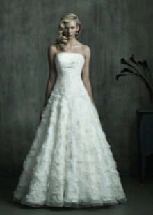 Une robe de mariée en dentelle