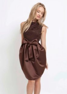Robe ballon combinée avec un haut en dentelle et une jupe en satin