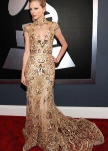 Robe longue tsipao avec un train de couleur beige avec un imprimé doré