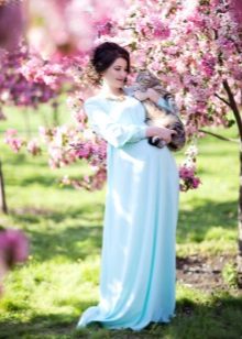 Séance photo d'une femme enceinte dans la nature