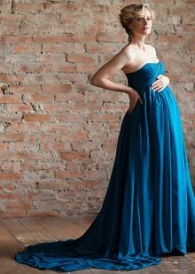 Robe bleue avec un train pour une séance photo enceinte