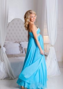 Robe bleue pour une séance photo enceinte