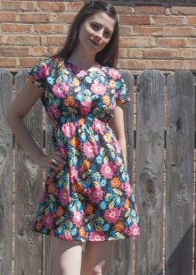 Robe courte noire à fleurs