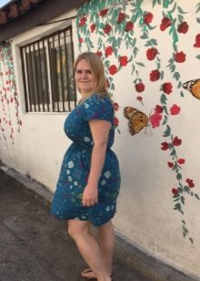 Robe à partir d’agrafes de couleur azur avec impression pour