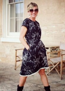 Robe noire de la base avec un petit imprimé floral longueur midi
