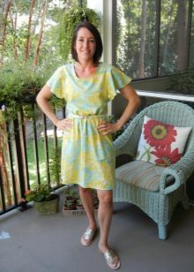 Robe moulante en agrafes avec manches et ailes