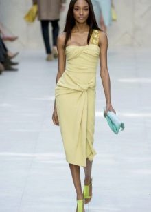 Robe en viscose moyenne de couleur jaune pâle