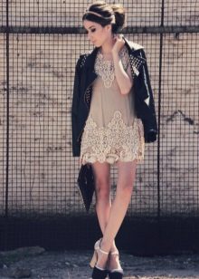 Veste en cuir avec robe en dentelle de viscose