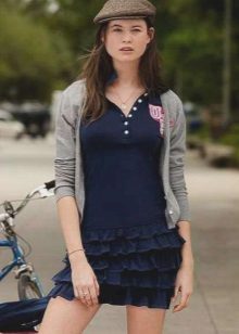 Cap-cap et cardigan à une robe de polo