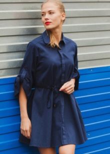 Robe chemise en soie bleue