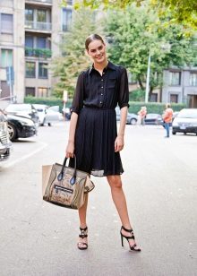 Robe chemise en mousseline avec jupe plissée et longueur moyenne