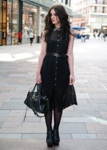 Robe chemise de longueur moyenne avec bordures transparentes