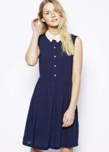 Une robe chemise bleue ajustée à col blanc