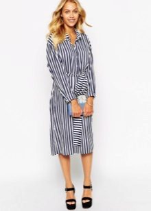 Robe chemise à rayures noires et blanches