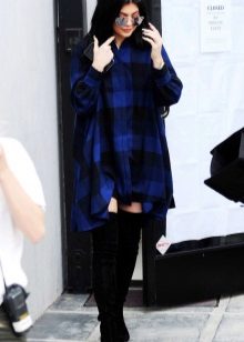 Chemise de ville bleue à coupe ample dans une cage en combinaison avec des bottes en daim noires