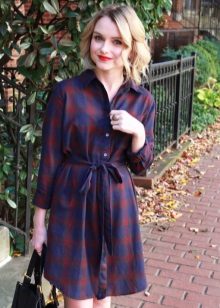 Une robe classique bleue avec une chemise à carreaux et un sac noir.