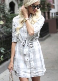 Robe chemise blanche à carreaux