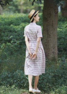 Robe chemise blanche à carreaux et chapeau