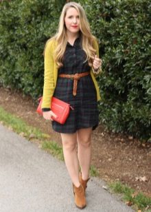 Chemise de ville à carreaux avec gilet jaune, ceinture et bottes marron.
