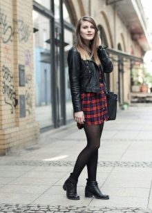 Chemise habillée à carreaux avec veste en cuir noir