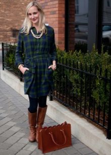 Robe chemise à carreaux verts - variante bureau