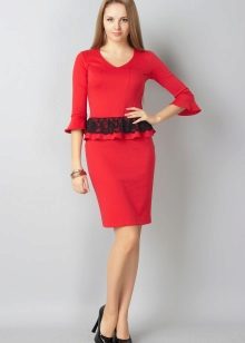 Robe rouge avec de la dentelle