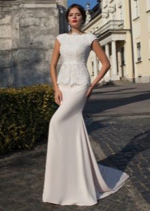 Robe de mariée avec haut en dentelle et pensée