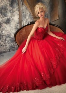 Belle robe rouge moelleux avec un corset