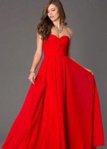 Belle longue robe rouge avec un corset
