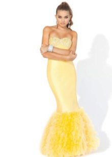 Longue robe jaune avec un corset
