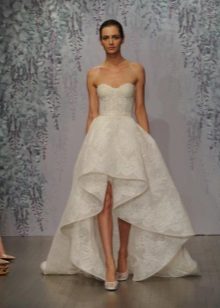 Robe à la mode avec un corset et une fusée éclairante
